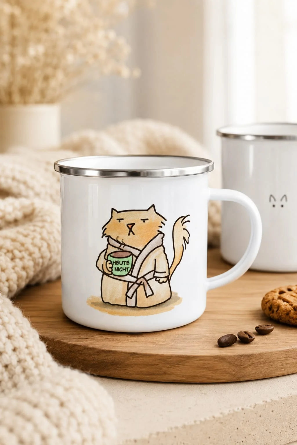Emaille-Tasse mit silbernem Rand und „Heute Nicht“ Katzenmotiv auf Holztablett in gemütlicher Kaffee-Szene