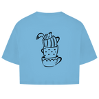 Sip Happens Crop Tee in Ocean Blue – Rückseite mit gestapelten Kaffeetassen-Print