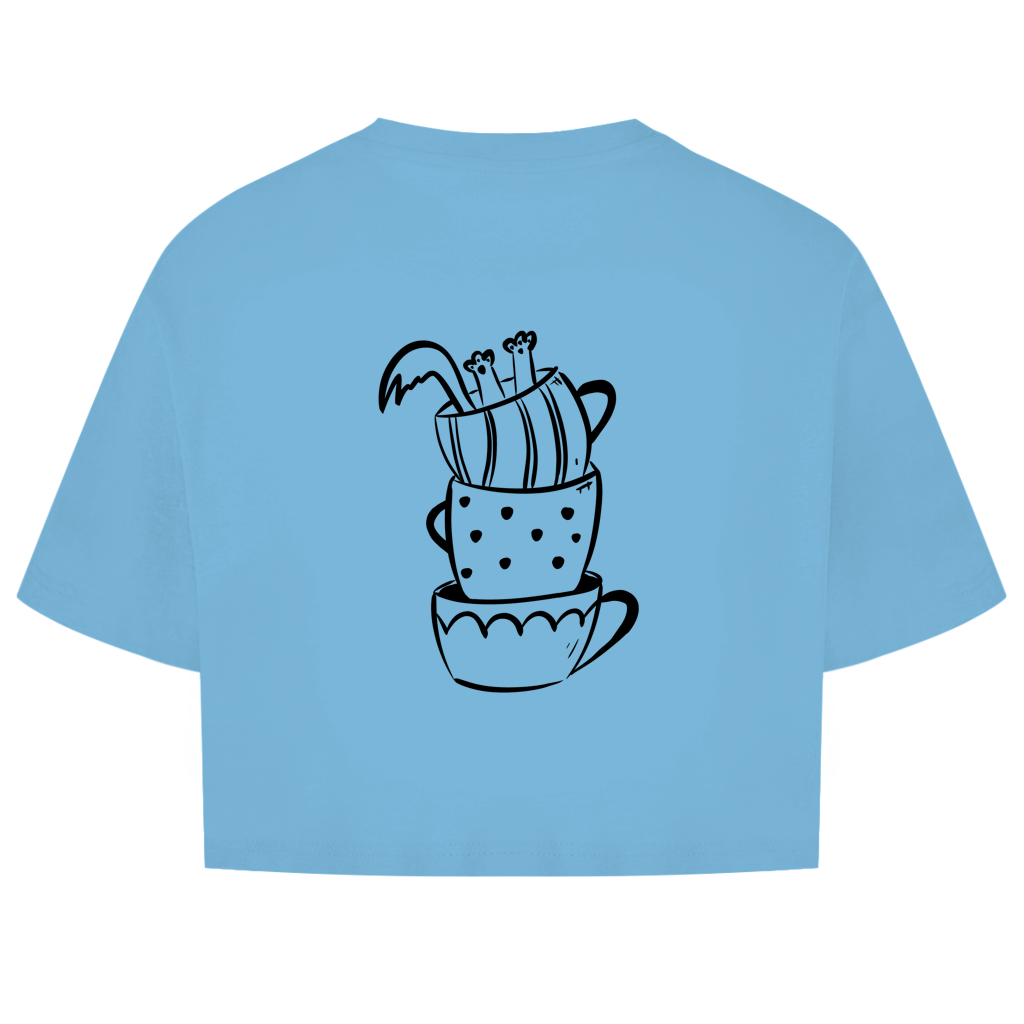 Sip Happens Crop Tee in Ocean Blue – Rückseite mit gestapelten Kaffeetassen-Print
