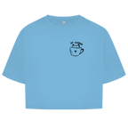 Sip Happens Crop Tee in Ocean Blue – Vorderseite mit Katzen-Kaffeetassen-Print