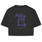 Sip Happens Crop Tee in Espresso Black – Rückseite mit gestapelten Kaffeetassen-Print