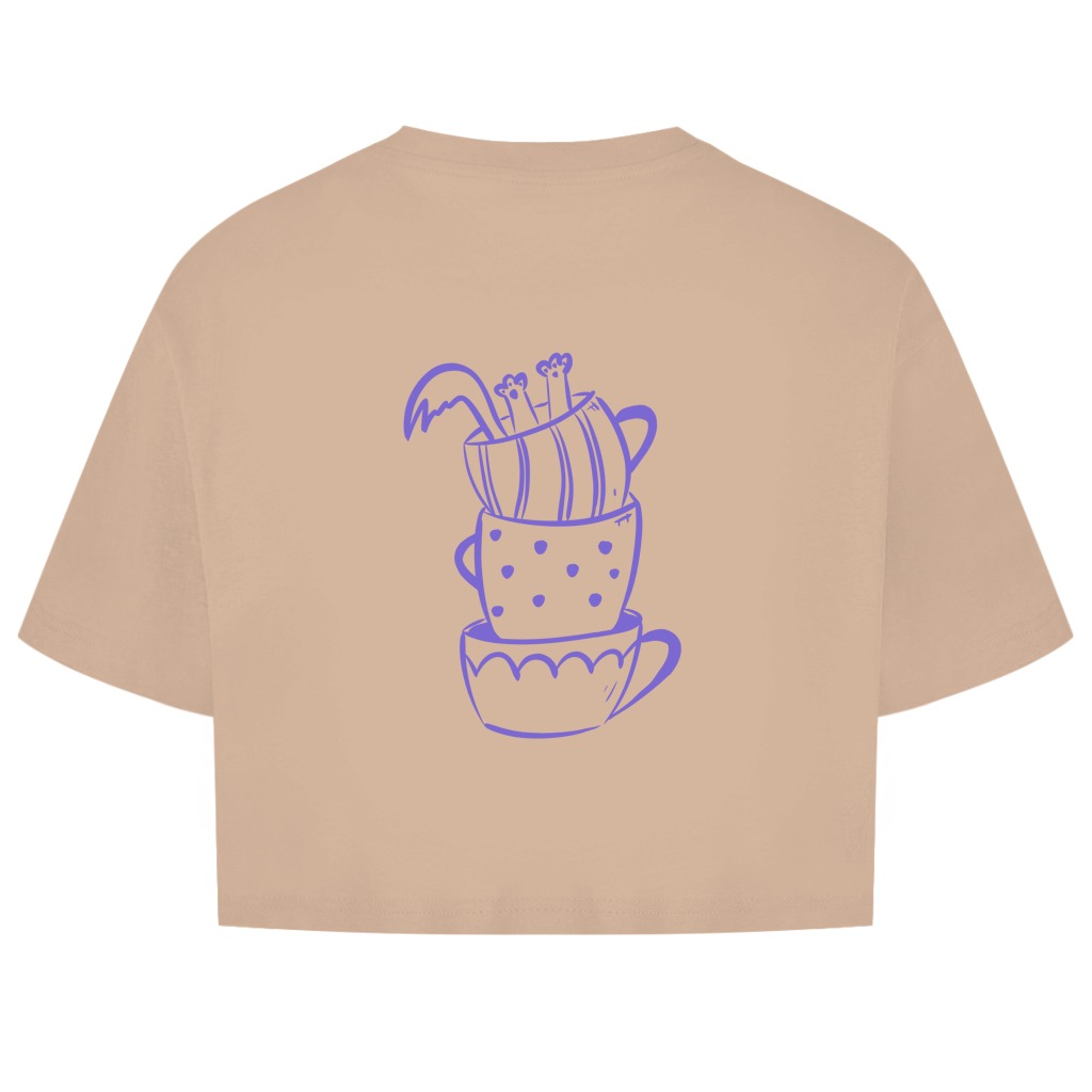 Sip Happens Crop Tee in Sand – Rückseite mit gestapelten Kaffeetassen-Print