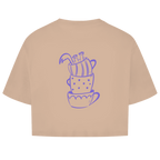 Sip Happens Crop Tee in Sand – Rückseite mit gestapelten Kaffeetassen-Print