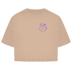 Sip Happens Crop Tee in Sand – Vorderseite mit Katzen-Kaffeetassen-Print