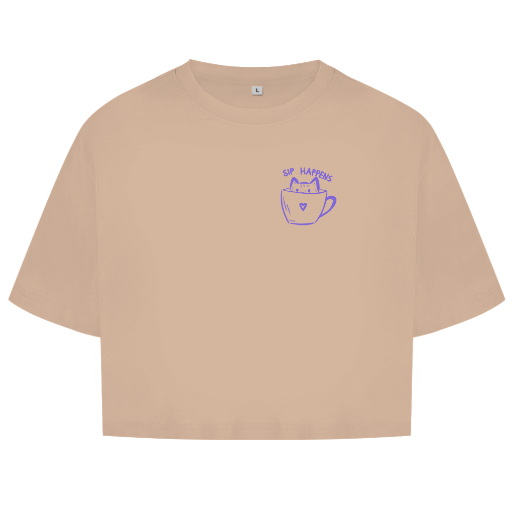 Sip Happens Crop Tee in Sand – Vorderseite mit Katzen-Kaffeetassen-Print