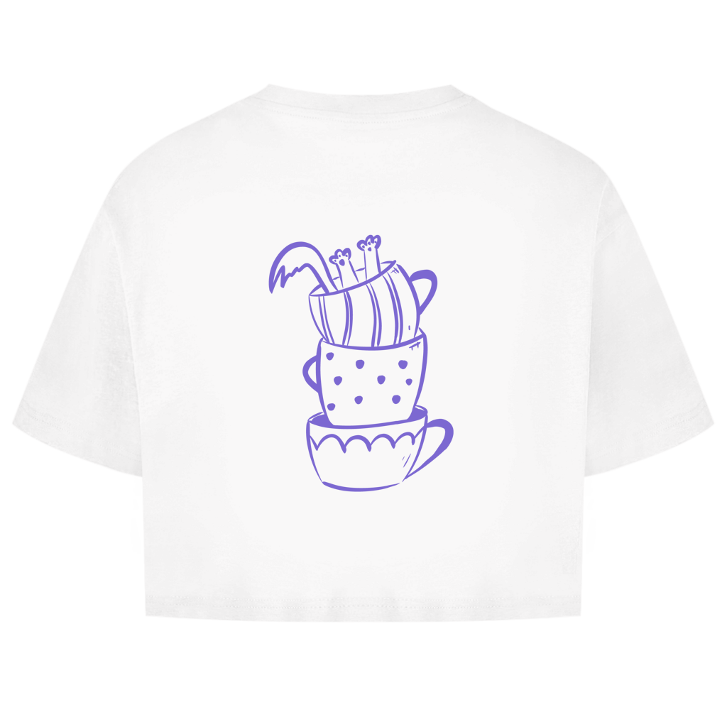 Sip Happens Crop Tee in Weiß – Rückseite mit gestapelten Kaffeetassen-Print