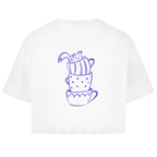 Sip Happens Crop Tee in Weiß – Rückseite mit gestapelten Kaffeetassen-Print