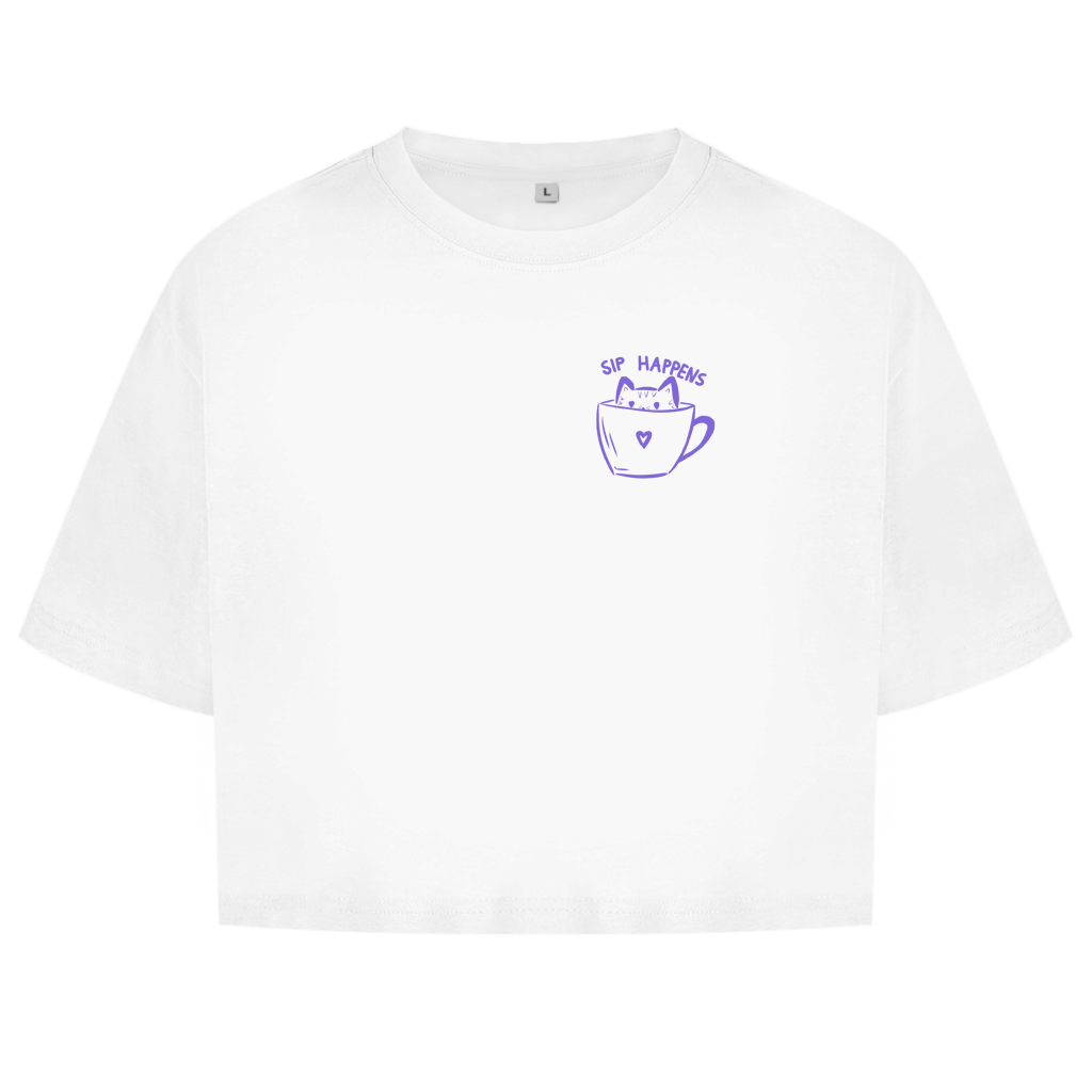 Sip Happens Crop Tee in Weiß – Vorderseite mit Katzen-Kaffeetassen-Print