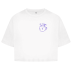 Sip Happens Crop Tee in Weiß – Vorderseite mit Katzen-Kaffeetassen-Print