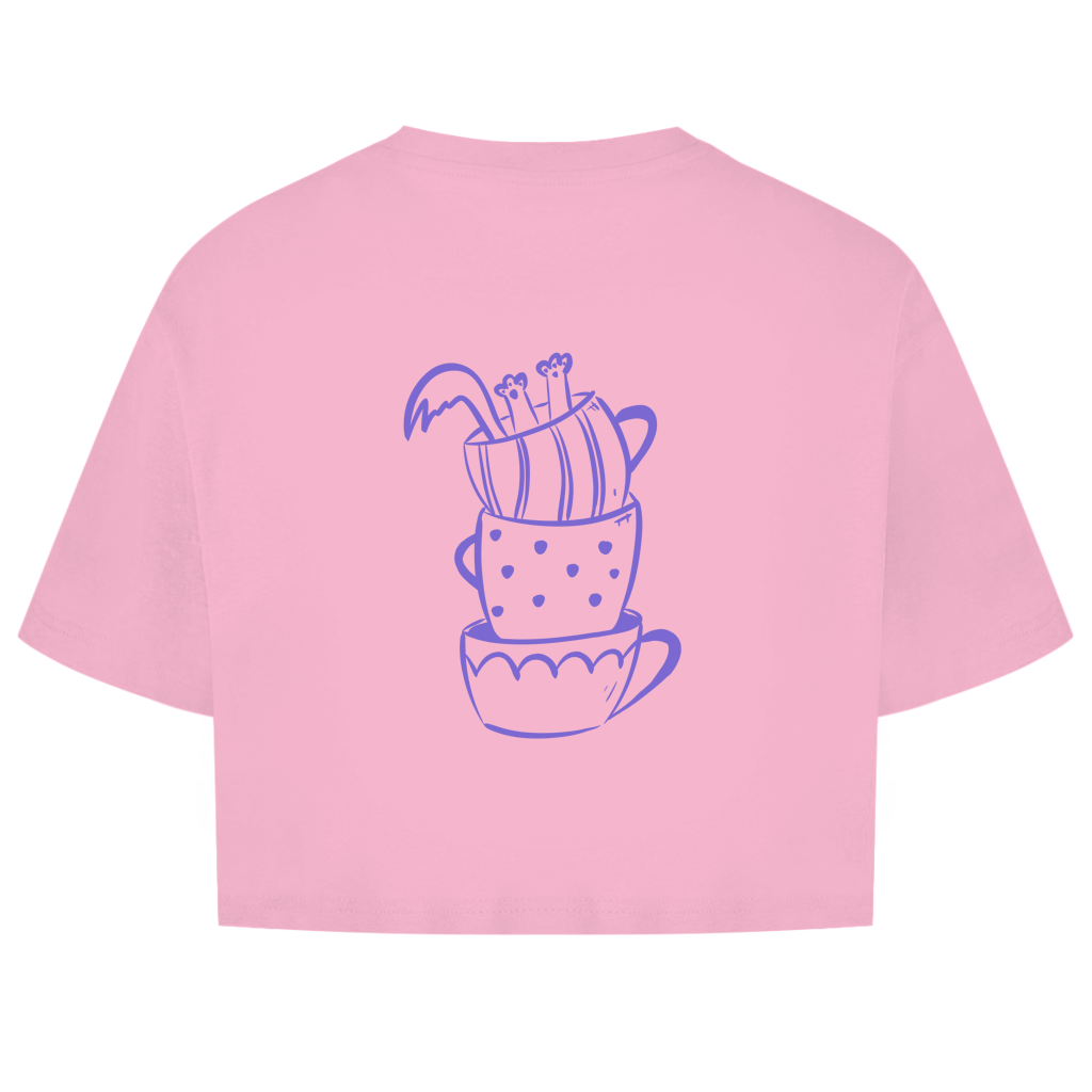 Sip Happens Crop Tee in Soft Pink – Rückseite mit gestapelten Kaffeetassen-Print