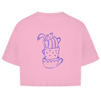 Sip Happens Crop Tee in Soft Pink – Rückseite mit gestapelten Kaffeetassen-Print