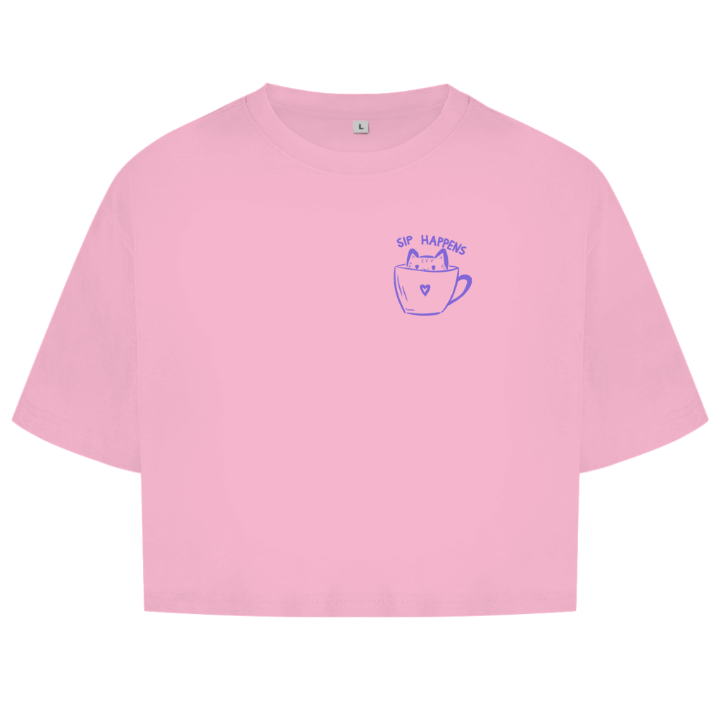 Sip Happens Crop Tee in Soft Pink – Vorderseite mit Katzen-Kaffeetassen-Print