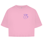 Sip Happens Crop Tee in Soft Pink – Vorderseite mit Katzen-Kaffeetassen-Print