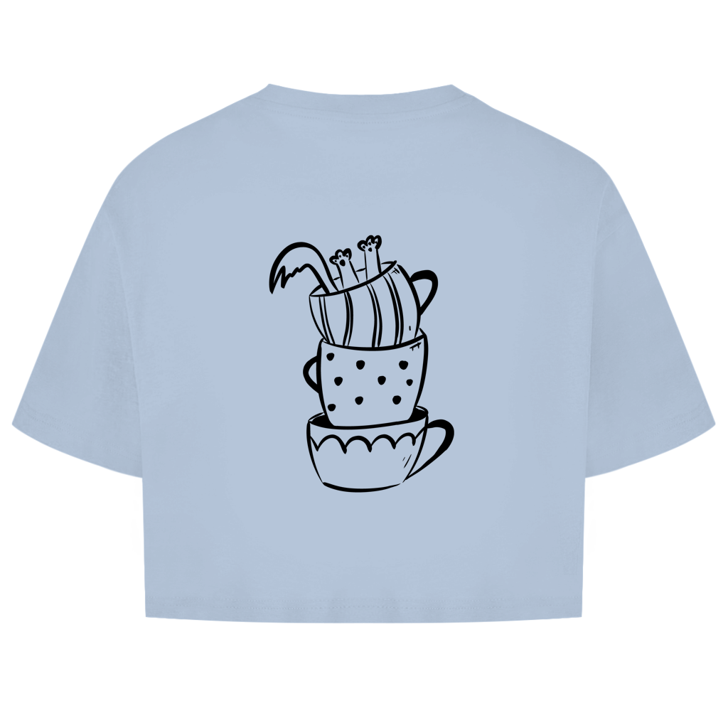 Sip Happens Crop Tee in Sky Blue – Rückseite mit gestapelten Kaffeetassen-Print