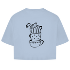 Sip Happens Crop Tee in Sky Blue – Rückseite mit gestapelten Kaffeetassen-Print