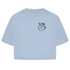 Sip Happens Crop Tee in Sky Blue – Vorderseite mit Katzen-Kaffeetassen-Print