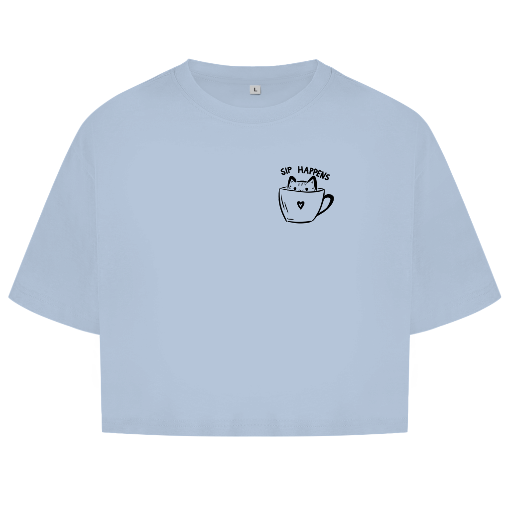 Sip Happens Crop Tee in Sky Blue – Vorderseite mit Katzen-Kaffeetassen-Print
