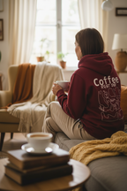 Cozy Coffee Hoodie Lifestyle – Katzen Hoodie The Little Doodle