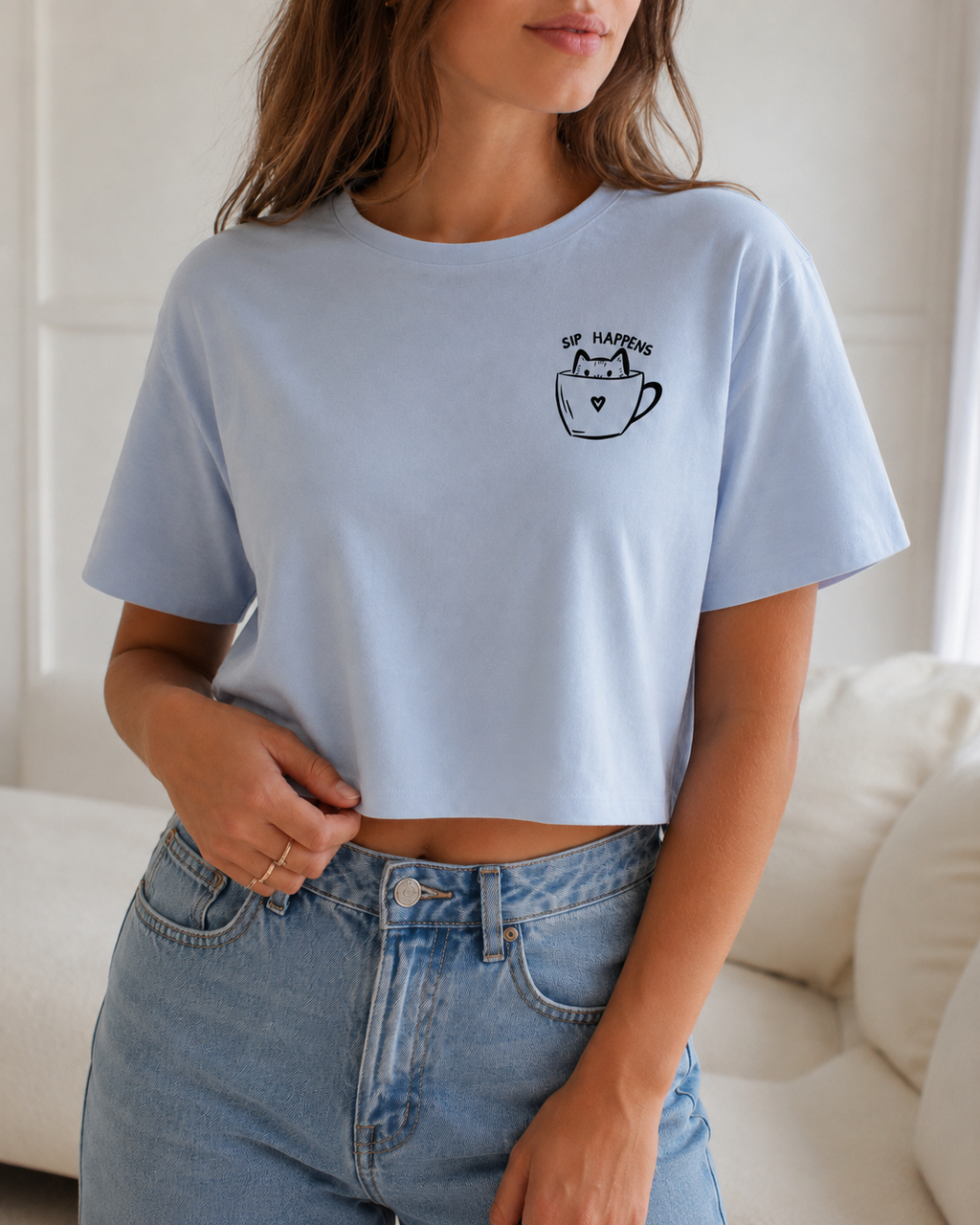 Sip Happens Crop Tee in Sky Blue am Model – Frontprint Katze in Kaffeetasse