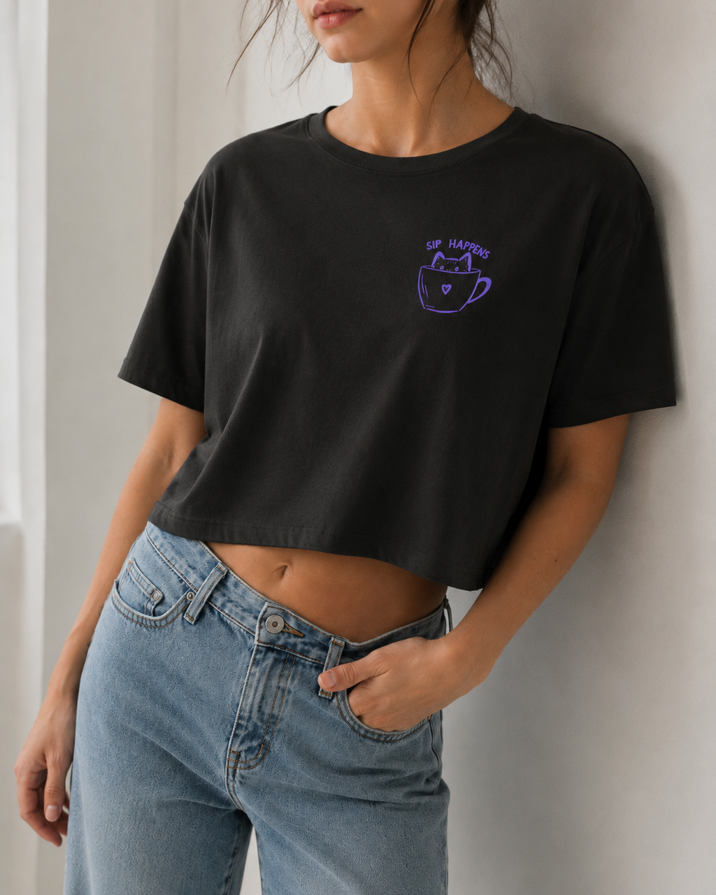 Sip Happens Crop Tee in Espresso Black am Model – Frontprint Katze in Kaffeetasse