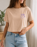 Sip Happens Crop Tee in Sand am Model – Frontprint Katze in Kaffeetasse