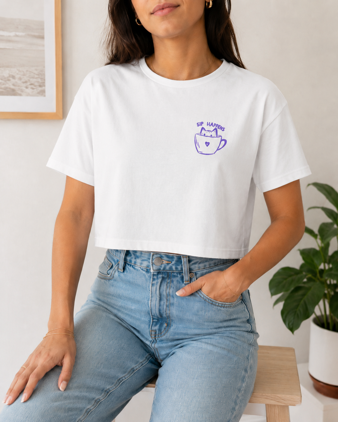 Sip Happens Crop Tee in Weiß am Model – Frontprint Katze in Kaffeetasse