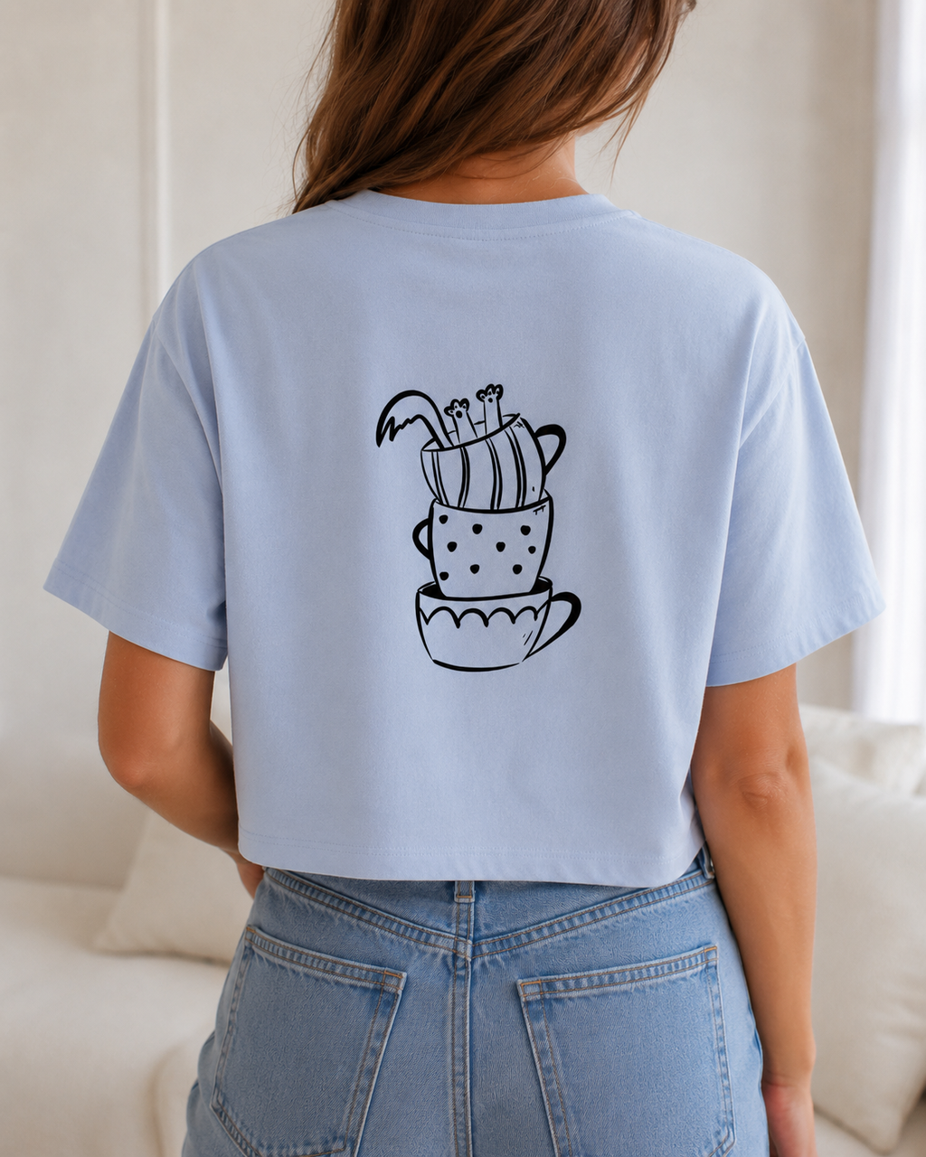 Sip Happens Crop Tee in Sky Blue am Model – Rückenprint gestapelte Kaffeetassen