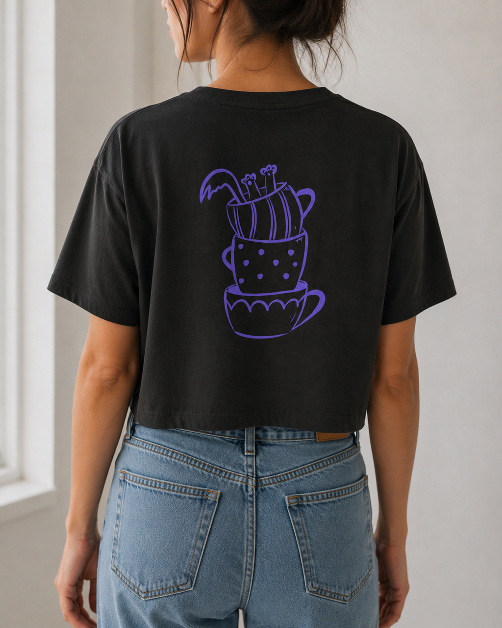 Sip Happens Crop Tee in Espresso Black am Model – Rückenprint gestapelte Kaffeetassen