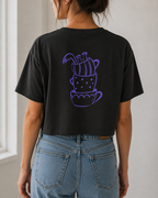 Sip Happens Crop Tee in Espresso Black am Model – Rückenprint gestapelte Kaffeetassen
