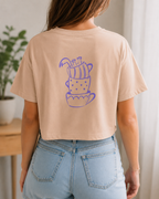 Sip Happens Crop Tee in Sand am Model – Rückenprint gestapelte Kaffeetassen