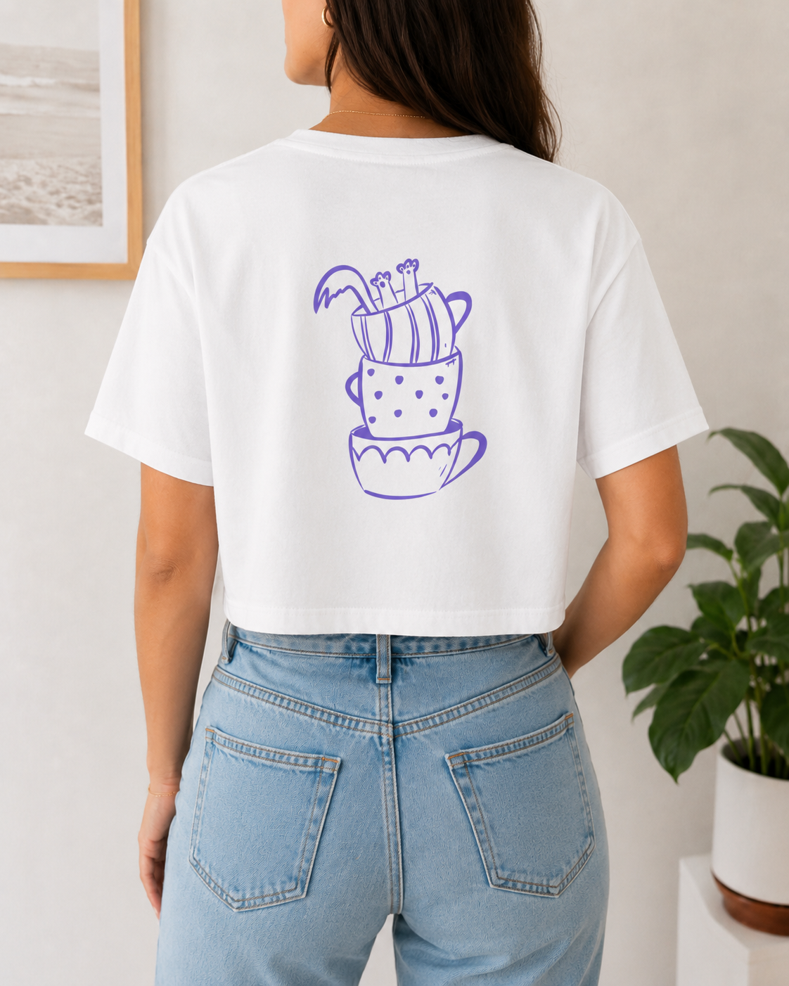 Sip Happens Crop Tee in Weiß am Model – Rückenprint gestapelte Kaffeetassen